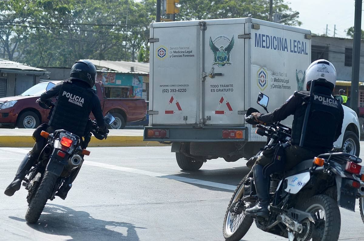 Polizia taldeak borrokan hilako presoen gorpuak espetxetik ateratzen. MARCOS PIN / EFE
