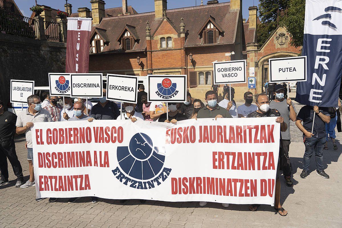 Ertzaintzaren sindikatuek abuztan egindako protestaldia. JAGOBA MANTEROLA / FOKU