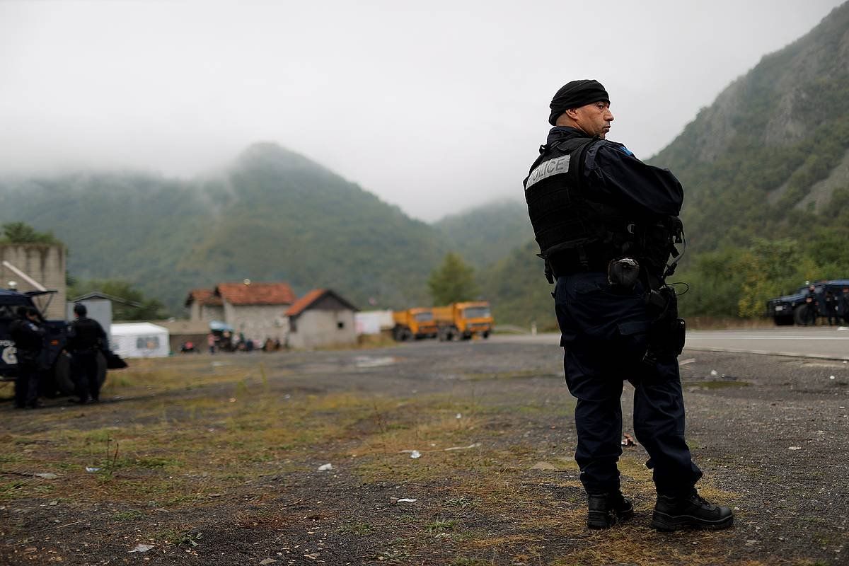 Kosovoko Poliziako agente bat, atzo, Jarinjeko mugan. VALDRIN XHEMAJ / EFE