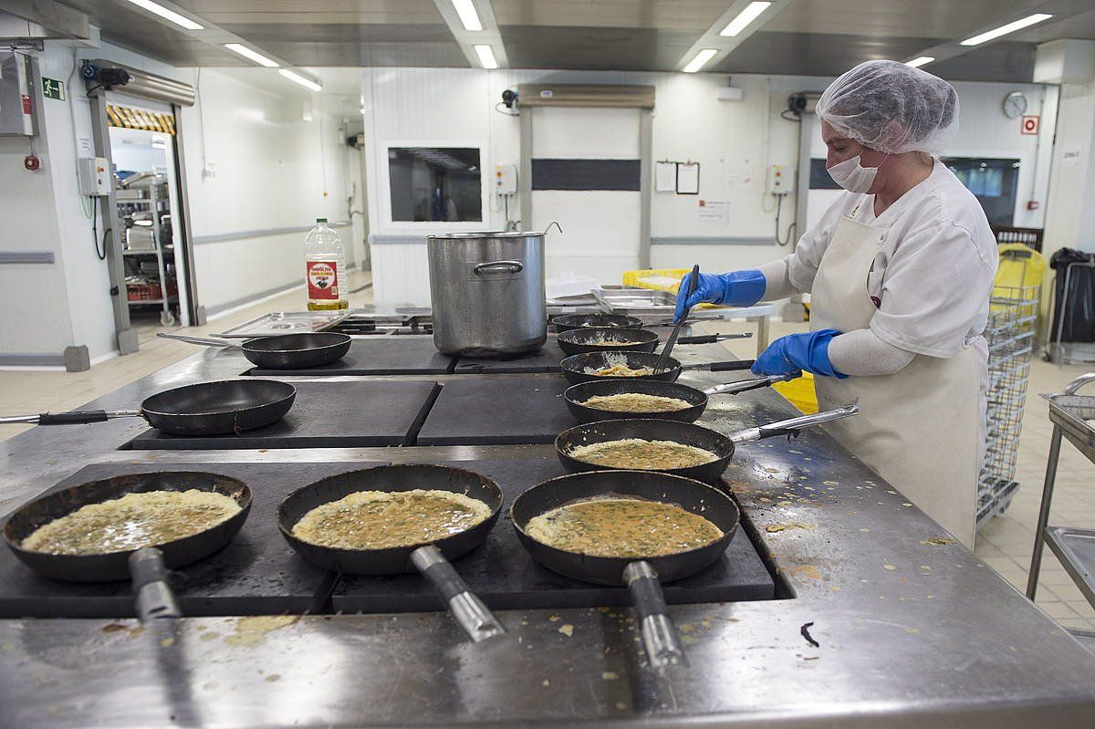 Sukalde profesional batean janaria prestatzen, gas bidezko suarekin. MONIKA DEL VALLE / FOKU