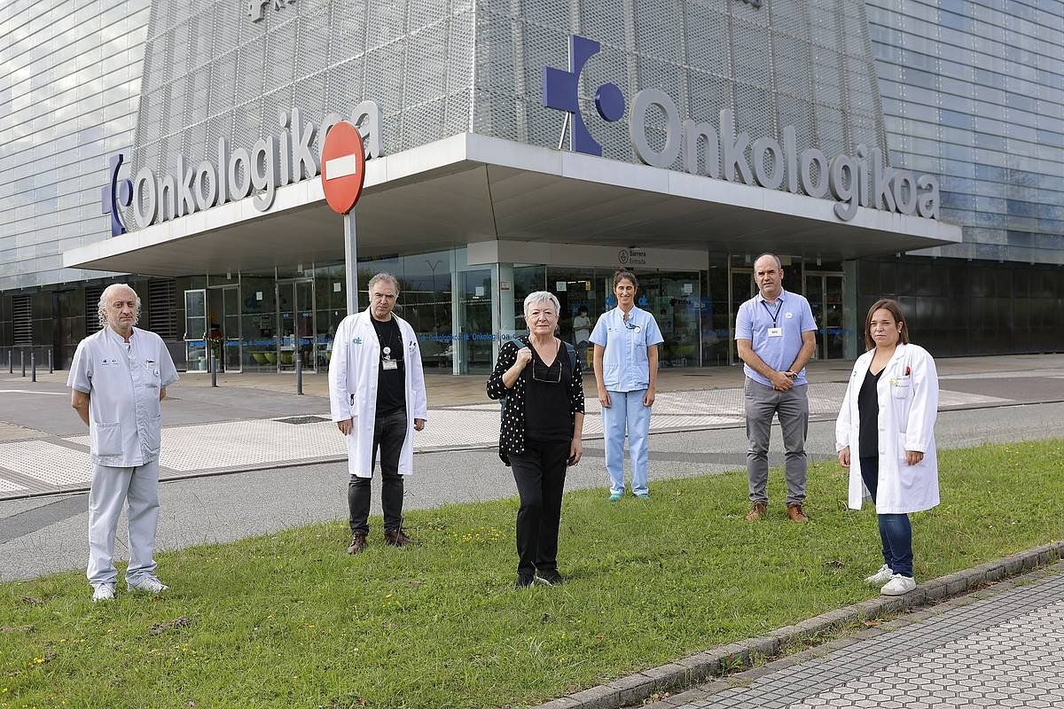 Langileen ordezkariak Axun Totorikaguena —erdian— paziente batzordeko kidearekin, astelehenean. MAIALEN ANDRES, FOKU