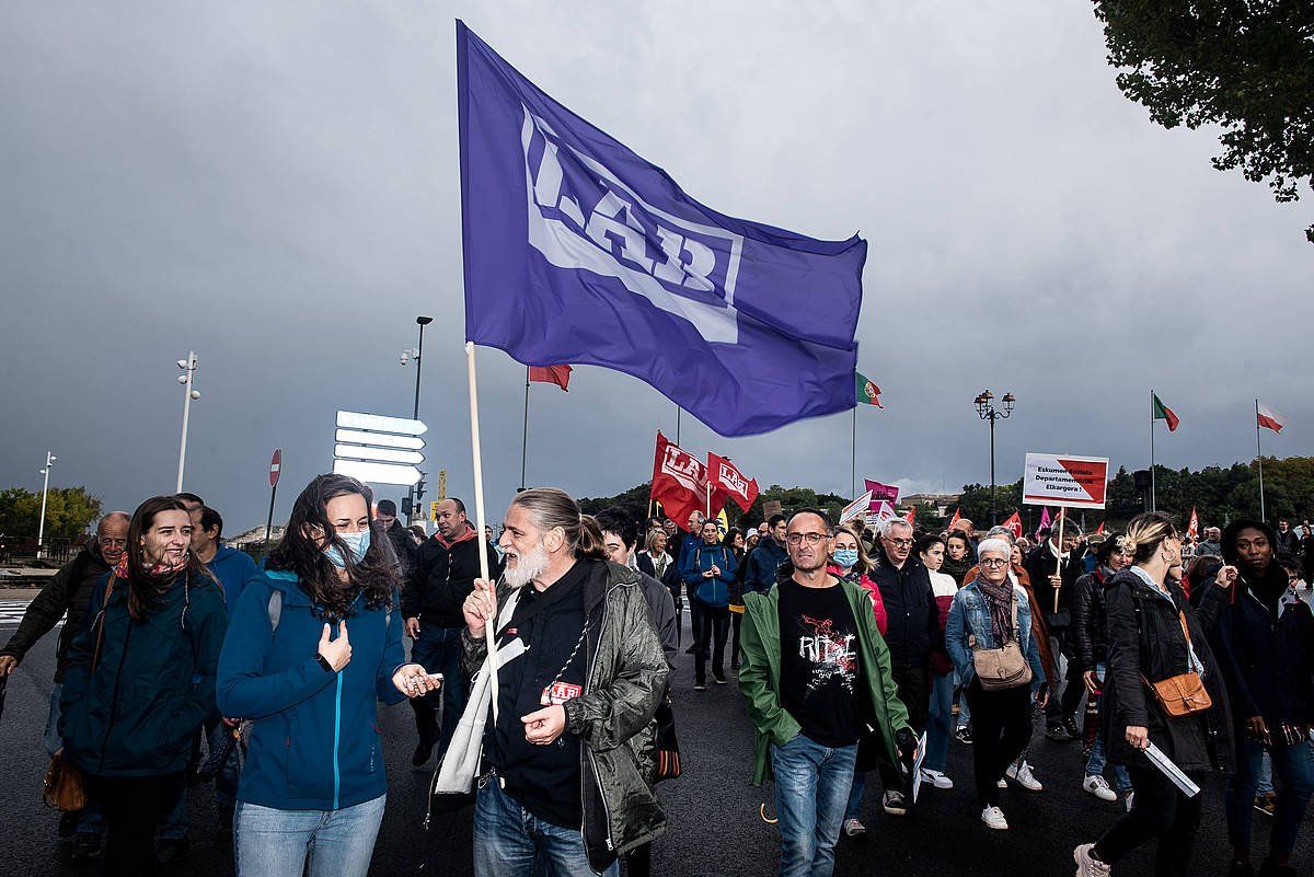 Manifestazio intersindikala egin dute goizean, Baionan. GUILLAUME FAUVEAU