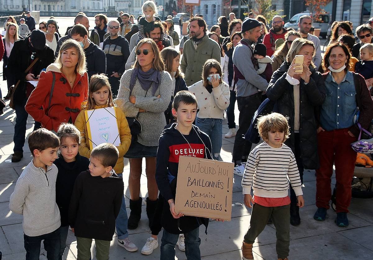 Haurrek maskararen erabili behar izanaren aurkako protesta bat, iaz, Baionan. BOB EDME