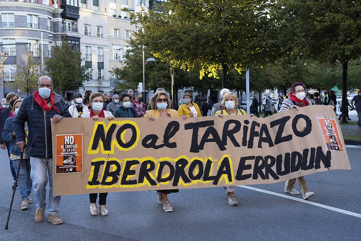 Ehunka pertsona bildu dira Ekologistak Martxanek antolatutako manifestazioan. MONIKA DEL VALLE / FOKU