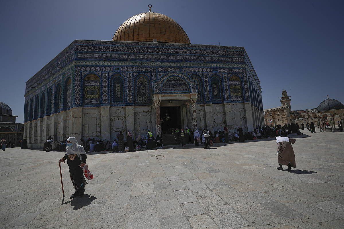 Palestinako fededun musulmanak otoitzean, Jerusalemgo Al-Aqsa meskitan. ATEF SAFADI / EFE