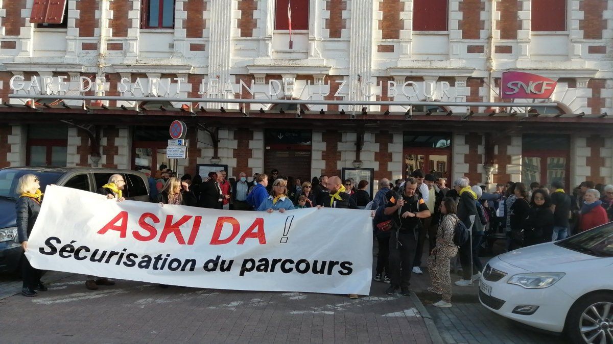 Migrazio politikak gaitzesteko protesta, gaur, Donibane Lohizunen. BERRIA