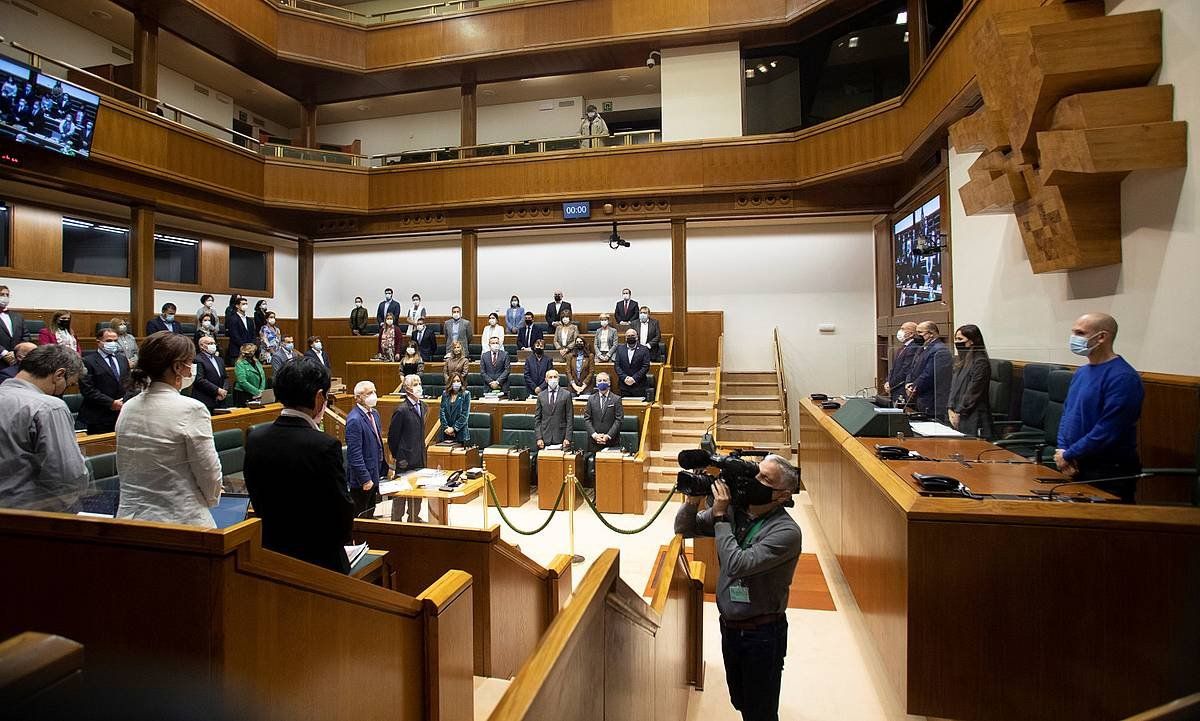 Minutu bateko isilunea egin dute gaur Eusko Legebiltzarrean azken hilketa matxista salatzeko. JOSU CHAVARRI