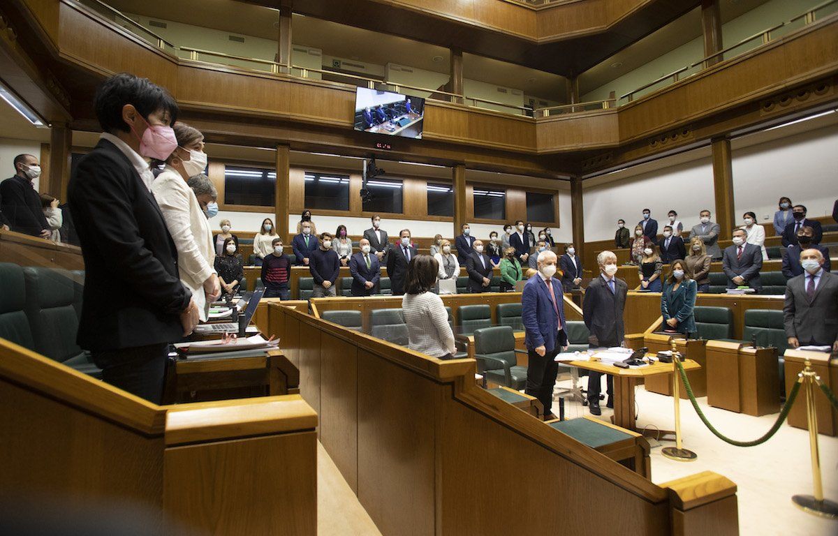 Eusko Legebiltzarreko osoko bilkuraren hasieran egin duten ekitaldia, gaur goizean. EUSKO LEGEBILTZARRA