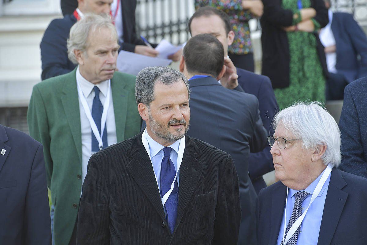 Sergio Jaramillo Bakaren Europako Insitutuko aholkularia (ezkerrean, behean) eta Martin Griffiths NBEko goi mandataria(eskuinean, behean), gaur arratsaldean, Donostian. IDOIA ZABALETA / FOK