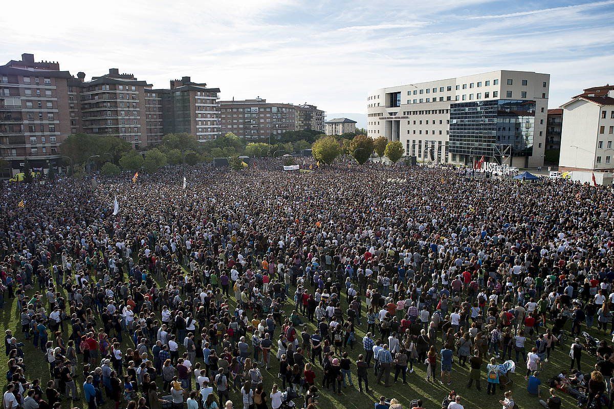 Altsasuko gazteak aske uzteko eskatzeko elkarretaratze jendetsua Nafarroa Justizia Auzitegiaren aurrean, Iruñean, 2019ko urriaren 26an. IñIGO URIZ / FOKU