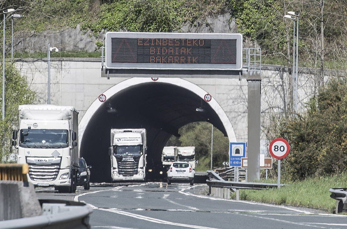 N-121-A errepideak Irun eta Iruñea lotzen ditu. Irudian, Sunbillako zati bat. Ostitzen izan da istripua. JAGOBA MANTEROLA / FOKU