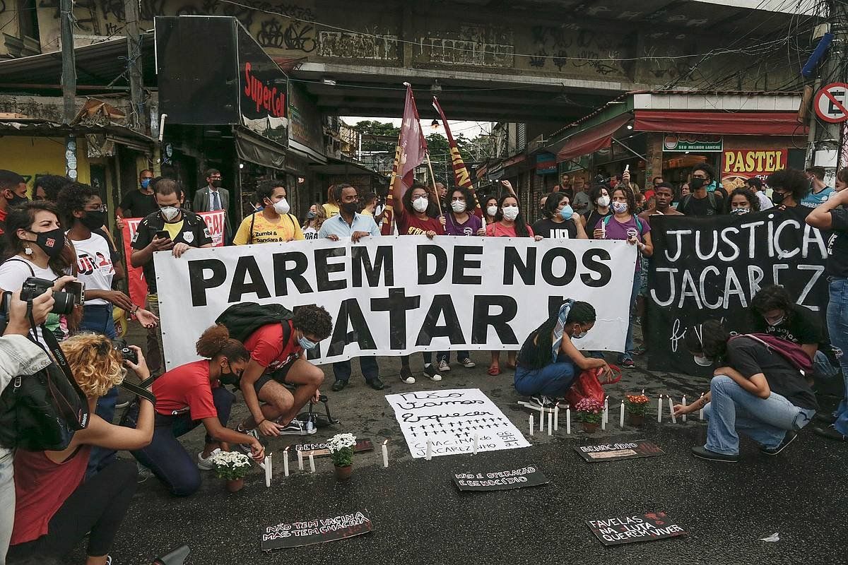 Herritarrak protestan Rioko Jacarezinho favelan, joan den maiatzean. ANDRE COELHO / EFE