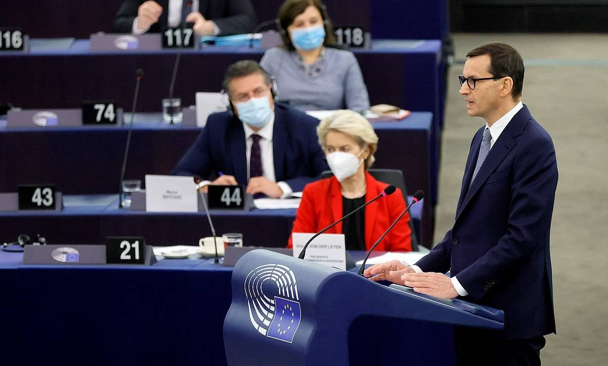 Mateusz Morawiecki Poloniako lehen ministroa, gaurko agerraldian, Ursula von der Leyen Europako Batzordeko presidentea alboan duela, eserita. EFE