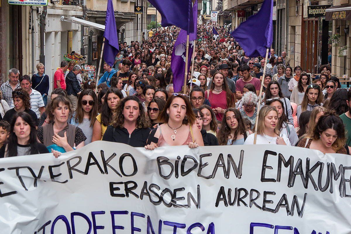 Eraso matxistak salatzeo manifestazio bat, Zumaian, atxiboko irudian. ANDONI CANELLADA / FOKU