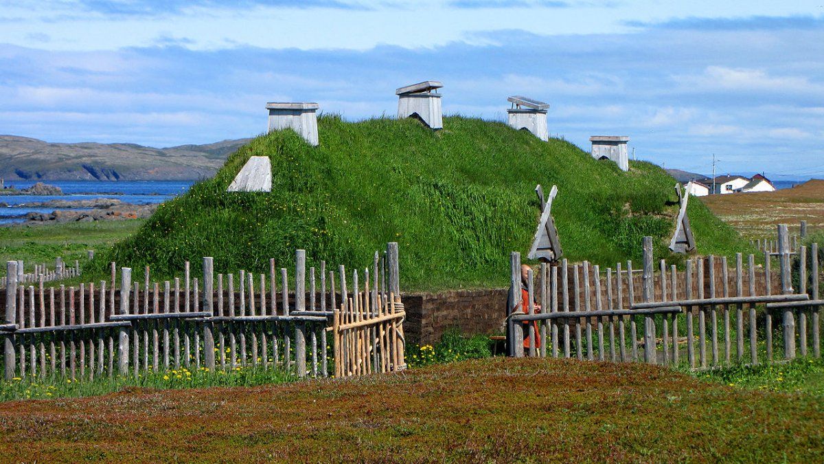 Bikingoen bilkura etxe bat birsortuta, L'Anse Aux Meadowsen, Ternuan. D. GORDON E. ROBERTSON