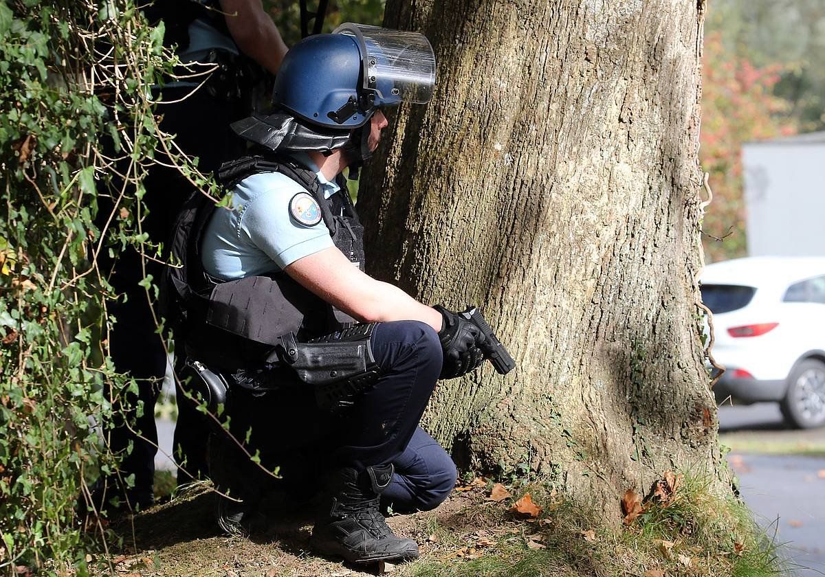 Polizia bat pistola eskuan, kolegioaren inguruan. BOB EDME