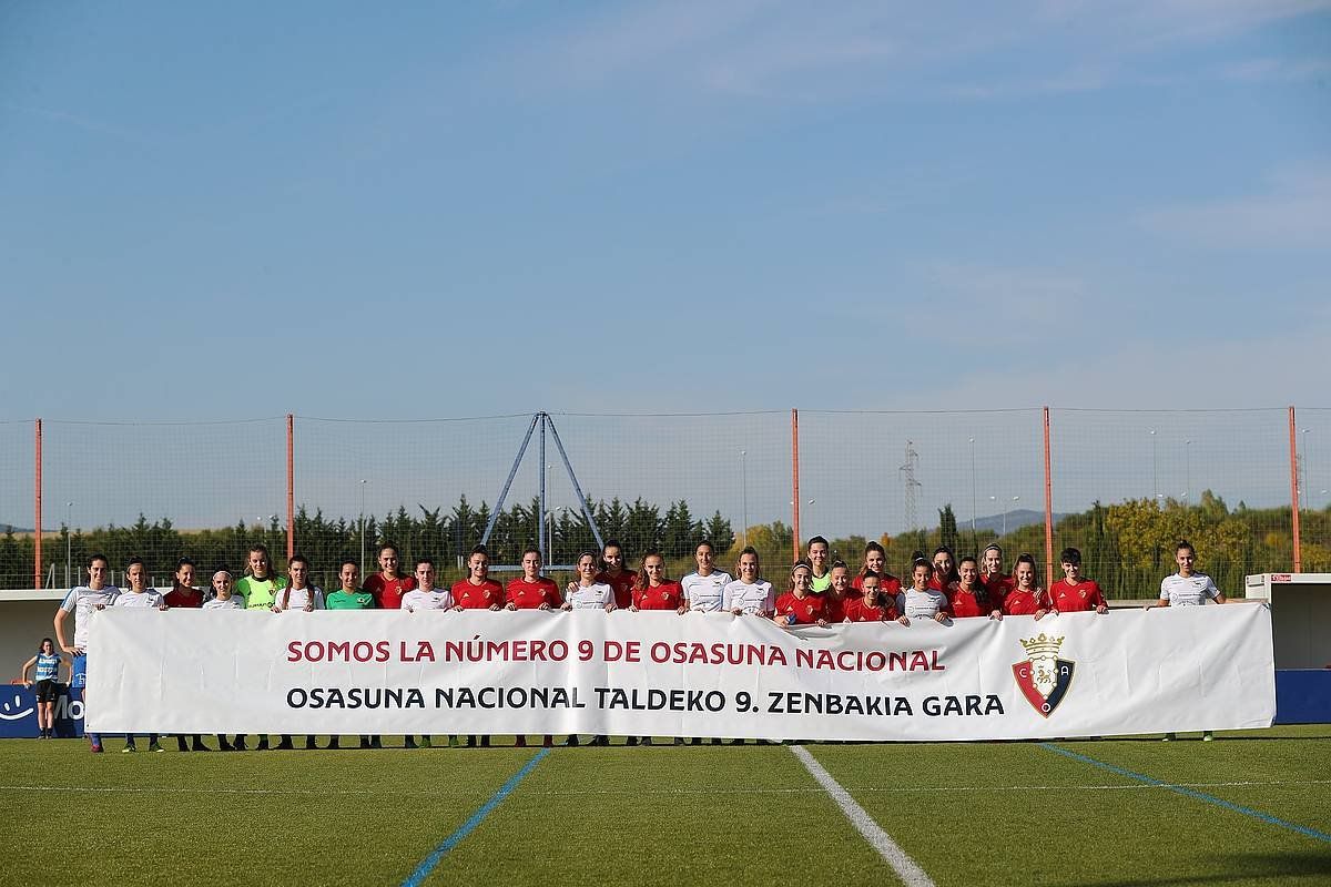 Osasuna B eta Añorgako jokalariak, karolina Sarasuaren aldeko pankartarekin, Taxoaren, partida hasi aurretik. OSASUNA