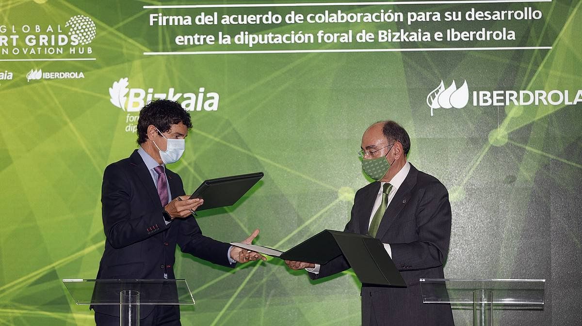 Ignacio Sanchez Galan Iberdrolako burua Unai Rementeria Bizkaiko diputatu nagusiarekin, aurreko eguneko ekitaldi batean. LUIS TEJIDO / EFE