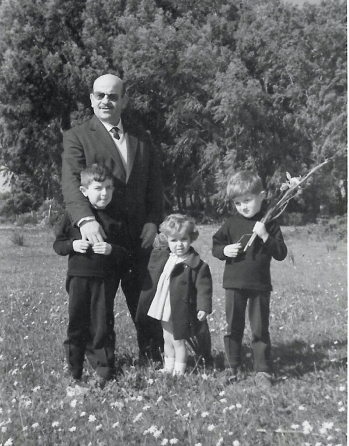 Joseba Elosegi bere lau seme-alabetako hirurekin, 1950eko hamarkadan, Tangerren (Maroko) bizi zirenean. Eskuineko semea, erramua daramana, Ales Elosegi da. ELOSEGI MENDIZABAL FAMILIA.