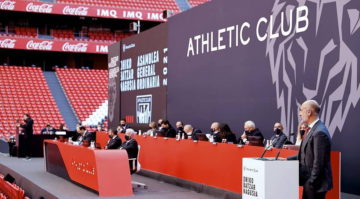 Aitor Elizegi, Athleticen bazkide konpromisarioen ohiko batzarrean. LUIS TEJIDO / EFE