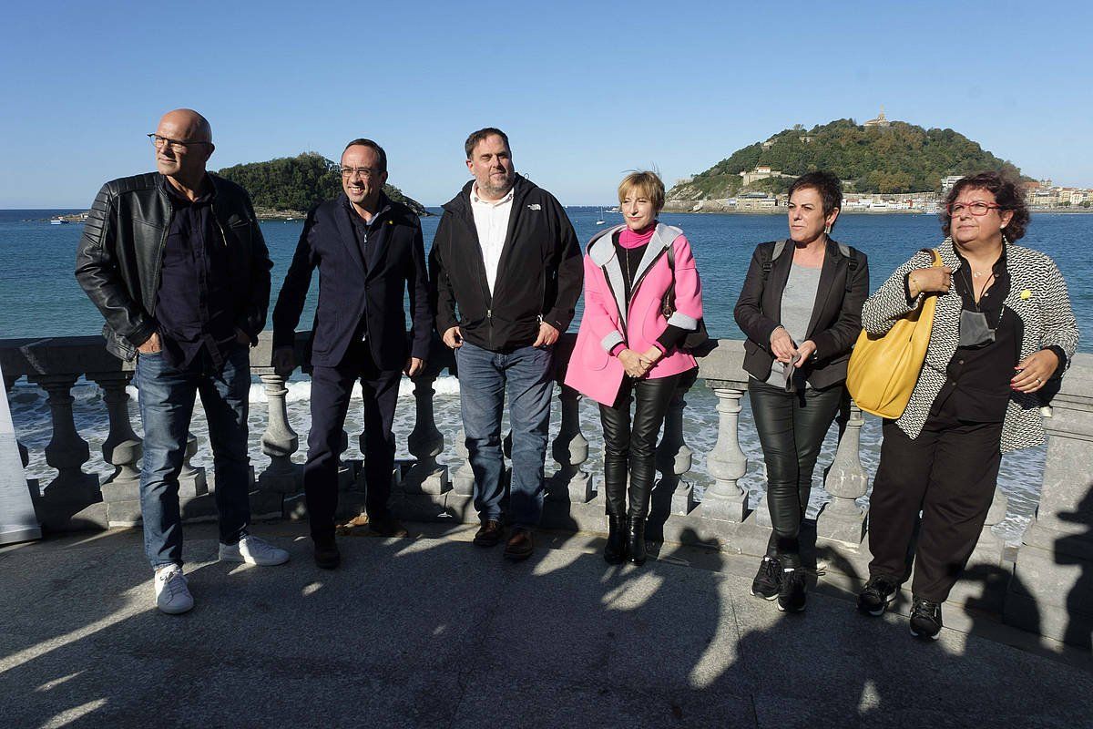 Kataluniako preso ohi independentistak, Mertxe Aizpurua EH Bilduren Espainiako Kongresuko ordezkariarekin, gaur, Donostian. JON URBE / FOKU
