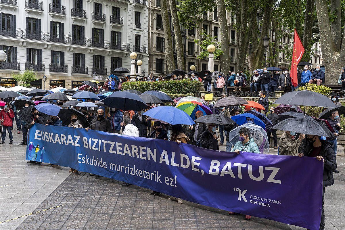 Euskalgintzaren Kontseiluak deituta maiatzean Bilbon egindako elkarretaratze bat, Irungo udaltzaingoaren hizkuntz eskakizunen inguruan izandako polemikaren ostean. MARISOL RAMIREZ / FOKU