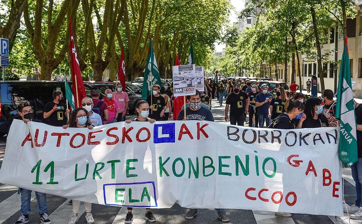 Bizkaiko autoeskoletako langileek udan eginiko manifestazioetako bat. MIGUEL TOñA / EFE