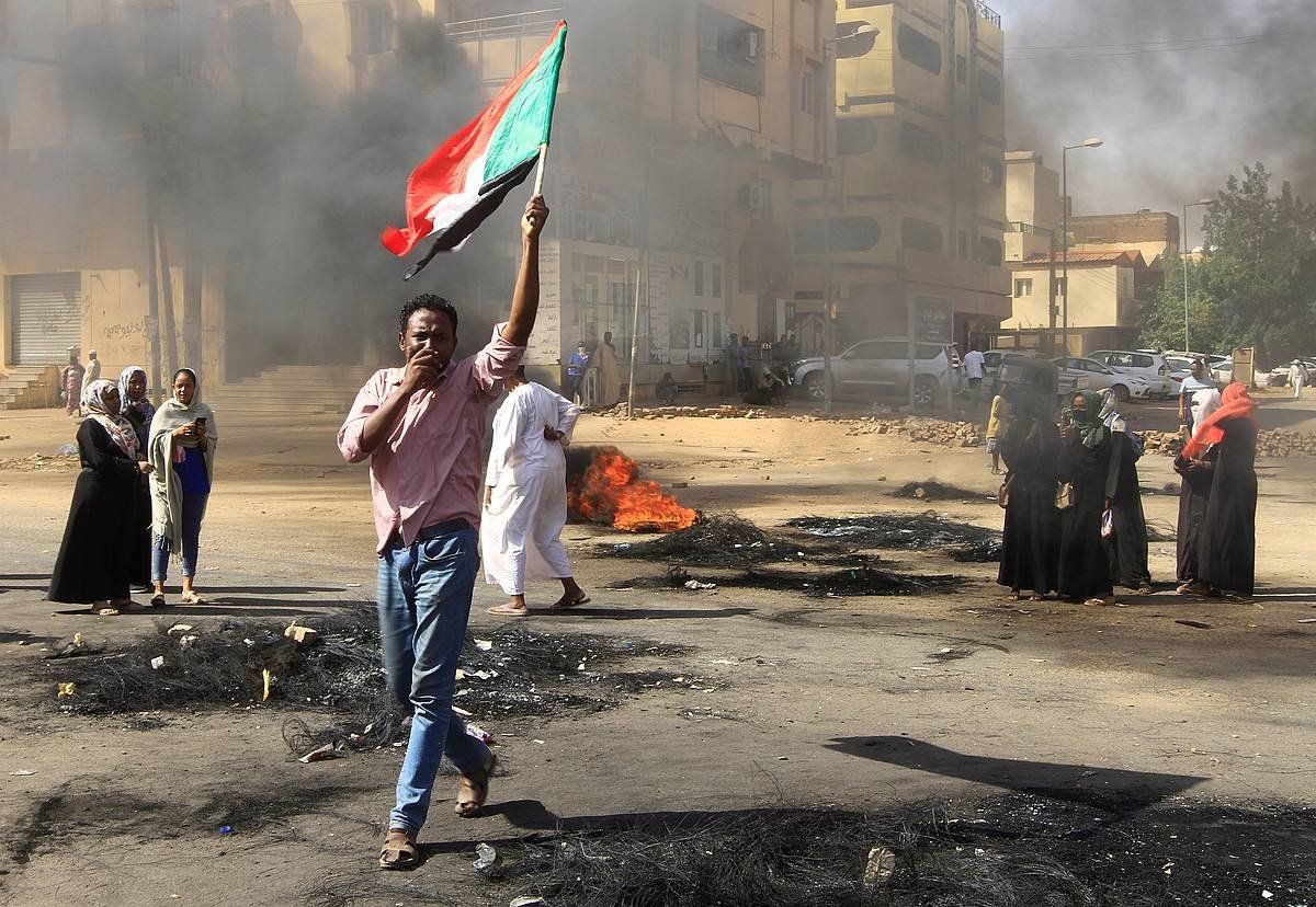 Sudango Khartum hiriburuan atzo izandako protesta baten irudia. STRINGER / EFE
