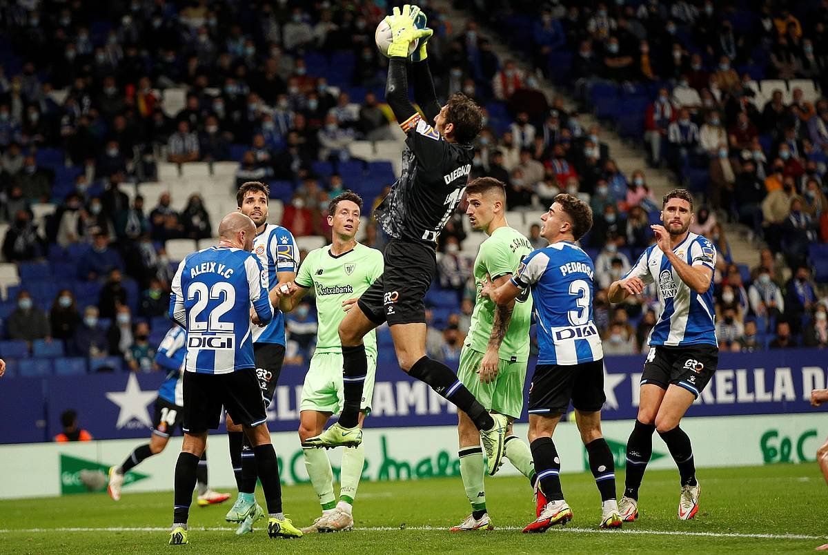 Diego Lopez, Athleticeko jokalariz inguratuta. Harengatik izan ez balitz, irabazi egingo zuen Athleticek. ALEJANDRO GARCIA / EFE