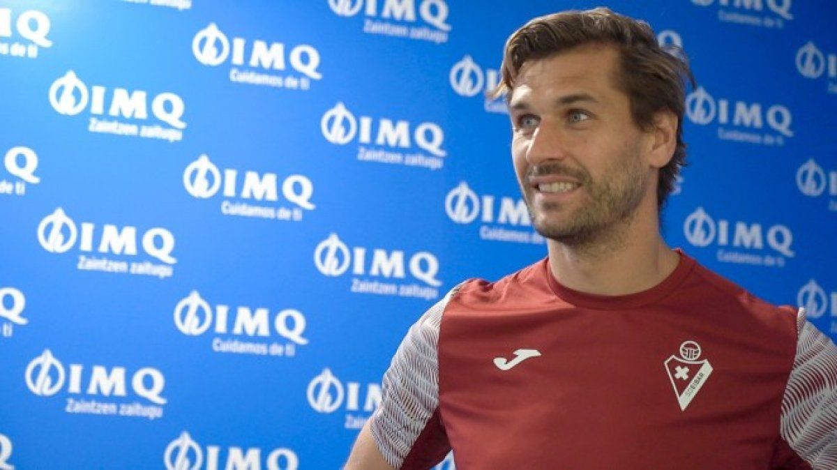 Fernando Llorente, Eibarreki azterketa medikua pasatzen. SD EIBAR