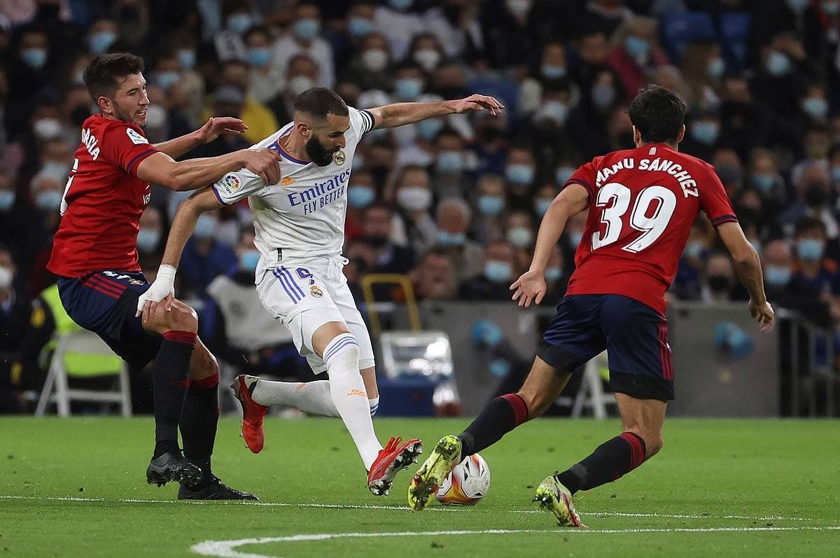 Karim Benzema Real Madrileko jokalaria, Manu Sanchez eta David Garcia Osasunako jokalariez inguratuta. JUANJO MARTIN / FOKU