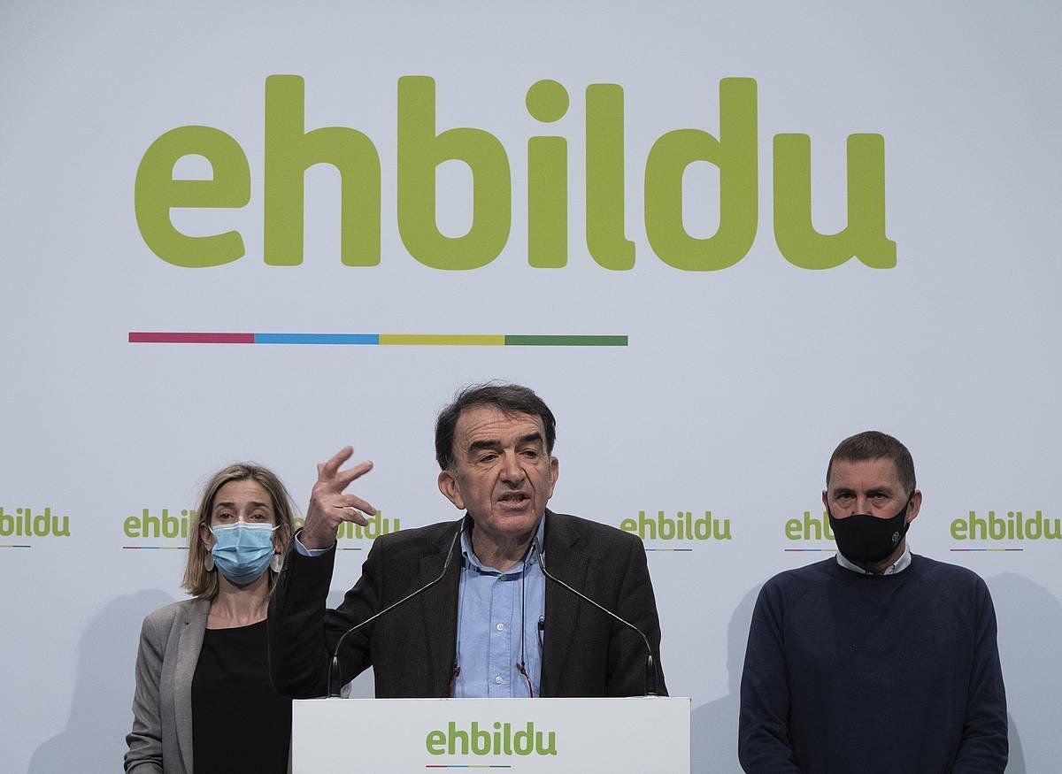 Iñigo Iruin aboatua, aitzinean, eta Miren Zabaleta eta Araldo Otegi auzipetuak, gibelean, joan den abenduan Donostian egindako agerraldi batean. JON URBE / FOKU