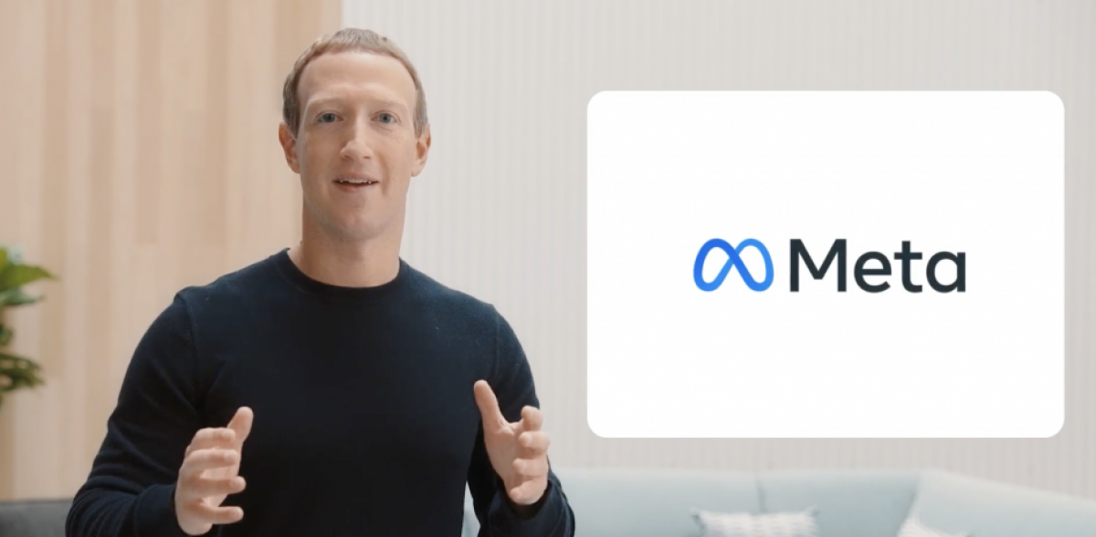Mark Zuckerberg, konpainiaren izen berriaren logoarekin, gaurko konferentzian. META