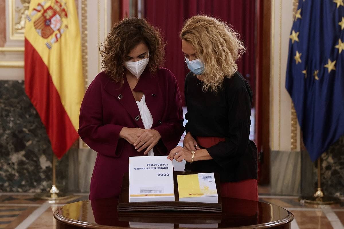 Maria Jesus Montero eta Meritxell batet, aurrekontuen aurkezpenean. JUAN CARLOS HIDALGO / EFE