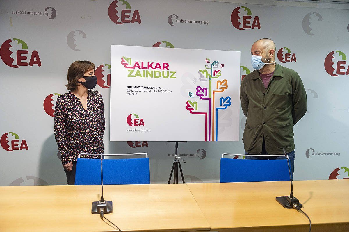 Leire Pinedo eta Iker Ruiz de Egino EAko kideak gaur goizean Gasteizen eginiko agerraldia. JAIZKI FONTANEDA / FOKU