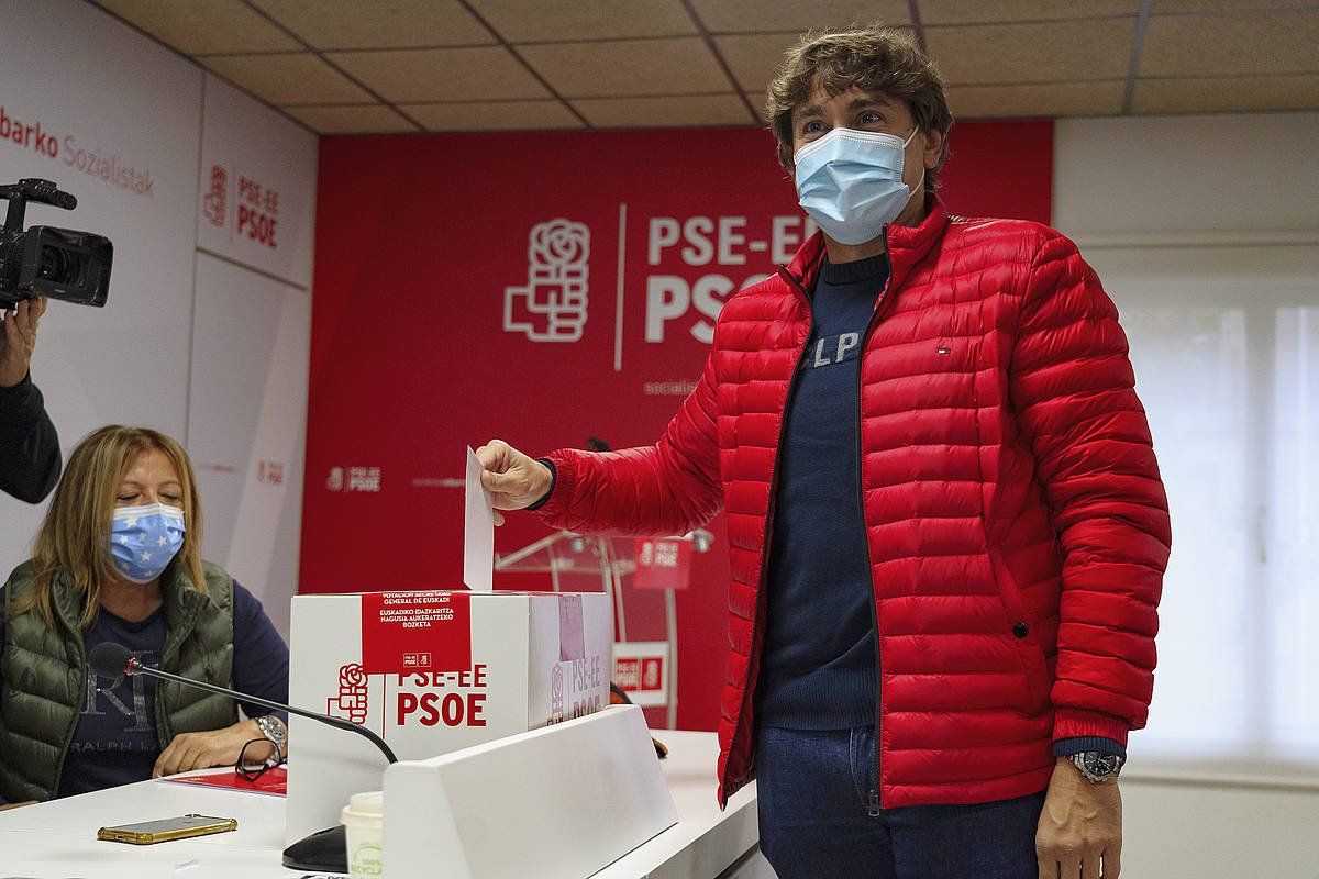 Eneko Andueza botoa ematen, gaur goizean, Eibarren. ARITZ LOIOLA / FOKU