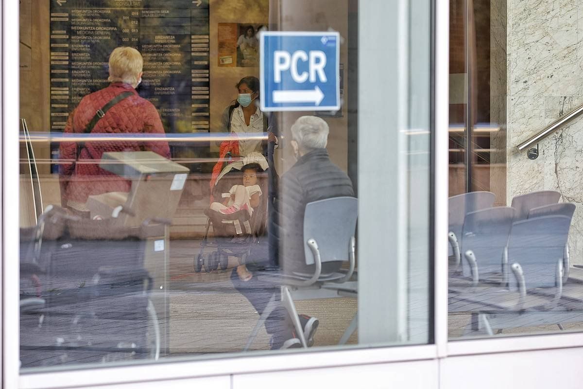 PCR probak egiteko lekua seinalatzen duen kartel bat, Donostian. MAIALEN ANDRES / FOKU