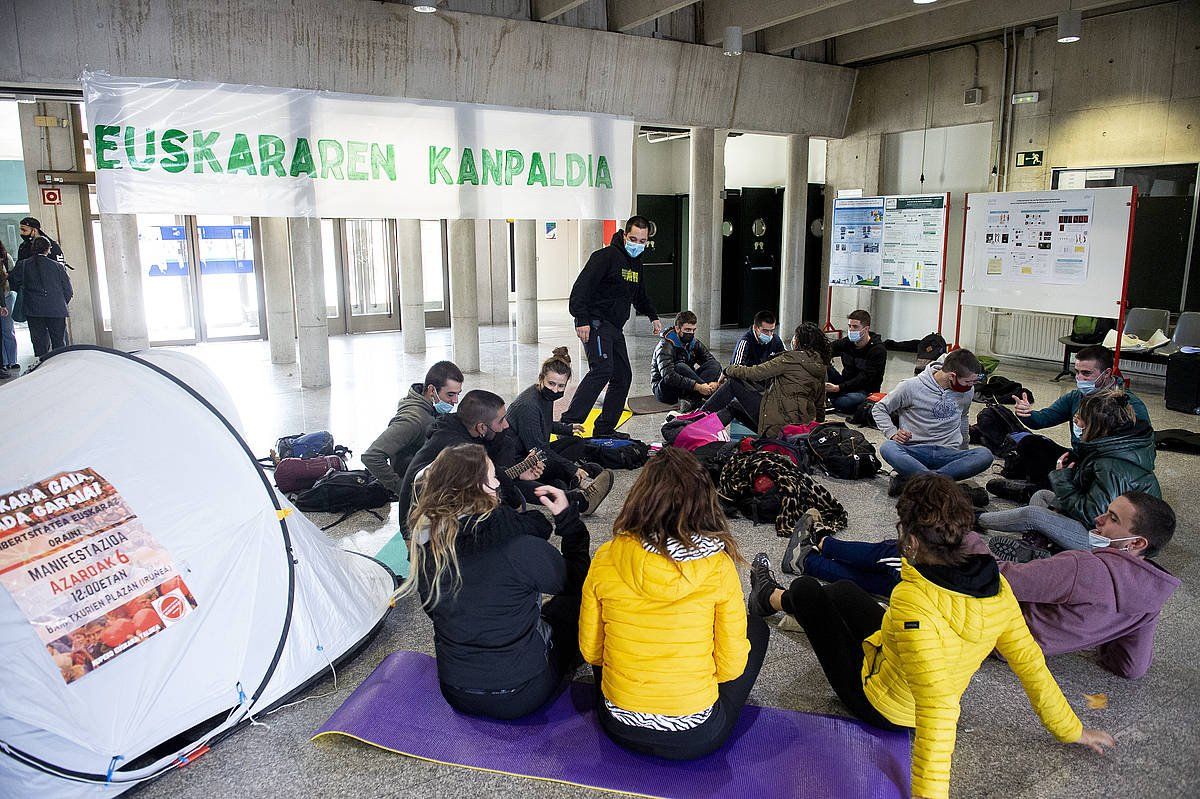 Euskaraz ikasteko eskubidea aldarrikatzeko kanpalekua Nafarroako Unibertsitate Publikoan. OLAIA L. GARAIALDE