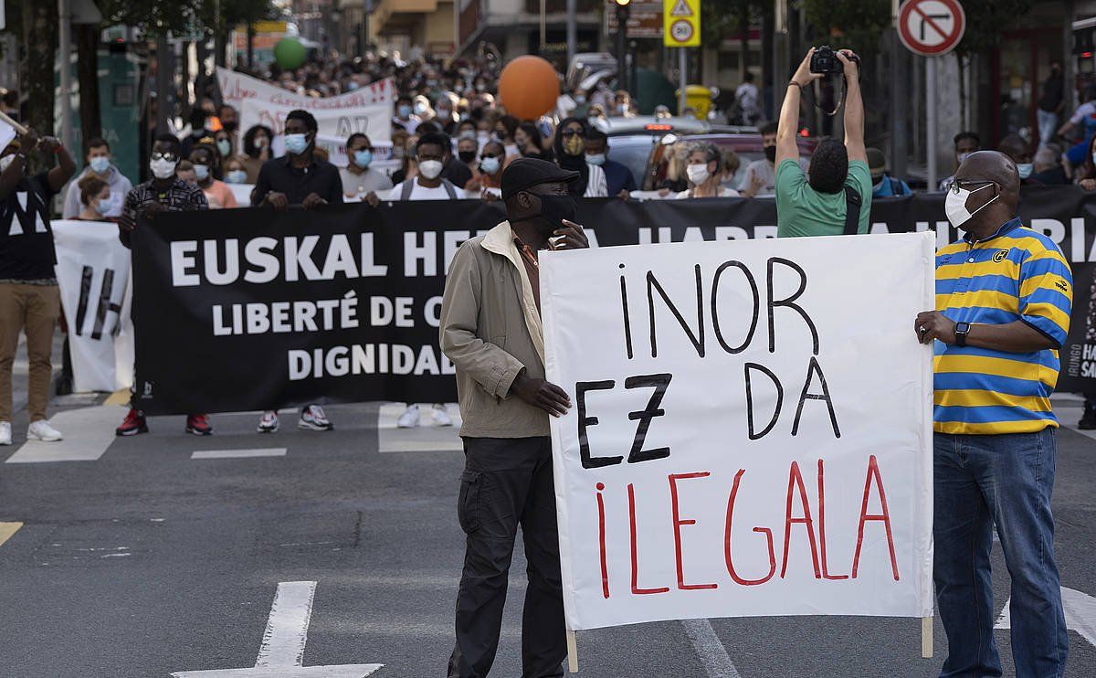 Migratzaileen egoera salatzeko Irunen (Gipuzkoa) egindako manifestazio bat. JAGOBA MANTEROLA/ FOKU