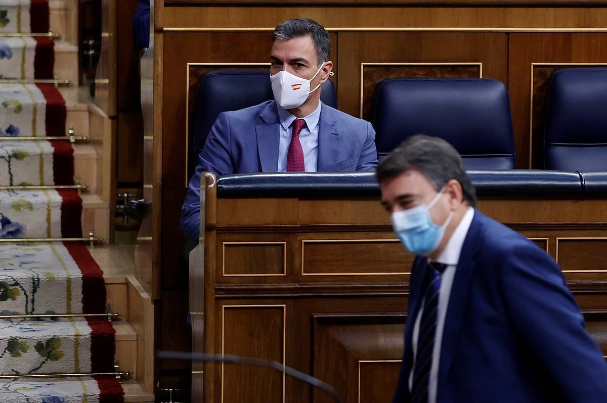 Aitor Esteban, Pedro Sanchezen paretik igarotzen, gaur, Espainiako Kongresuan. MARISCAL / EFE