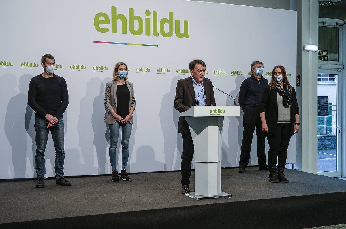 Iñigo Iruin abokatua, Bateragunekoak atzean dituela, iazko abenduan eginiko agerrldi batean. JON URBE / FOKU