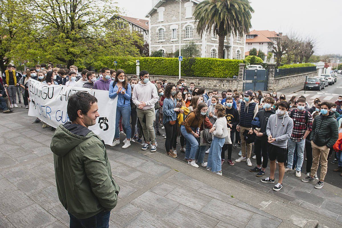 Oier Oa, martxoan, Baionako auzitegi aitzinean. GUILLAUME FAUVEAU