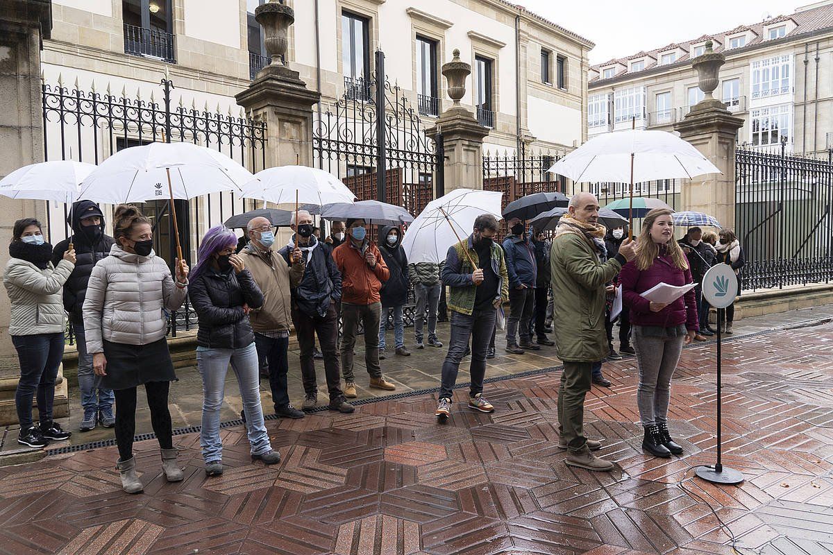 Goizean eginiko agerraldia, Eusko Legebiltzarraren aurrean. RAUL BOGAJO / FOKU