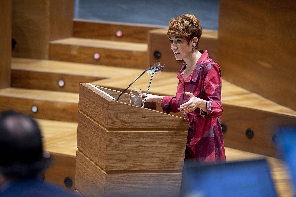 Bakartxo Ruiz EH BILDUko ordezkaria Nafarroako Legebiltzarrean, Nafarroaren egoerari buruzko eztabaidan, ostegunean. IñIGO URIZ / FOKU