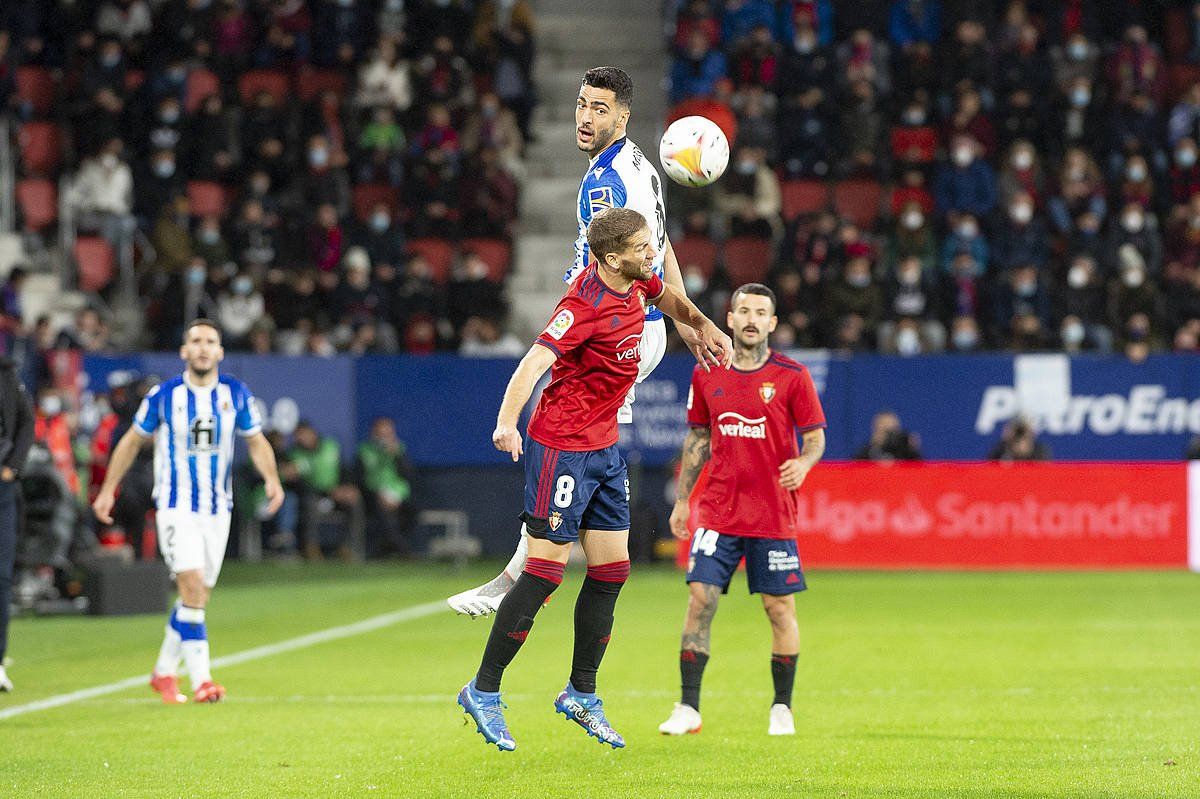 Mikel Merino baloia errematatzen, Brasanac eta Ruben Garciaren gainetik. IñIGO URIZ, FOKU