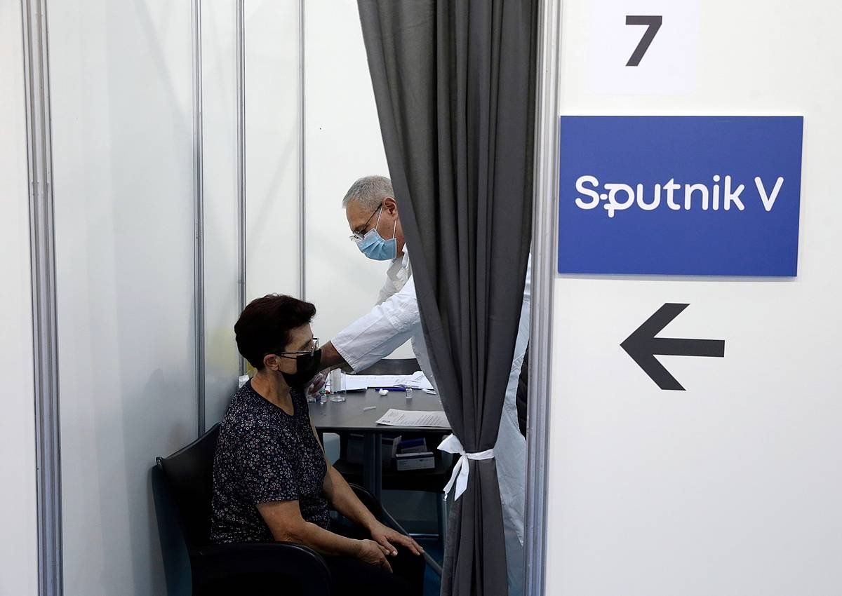 Pertsona bat txertoa jasotzen Belgraden. ANDREJ CUKIC, EFE