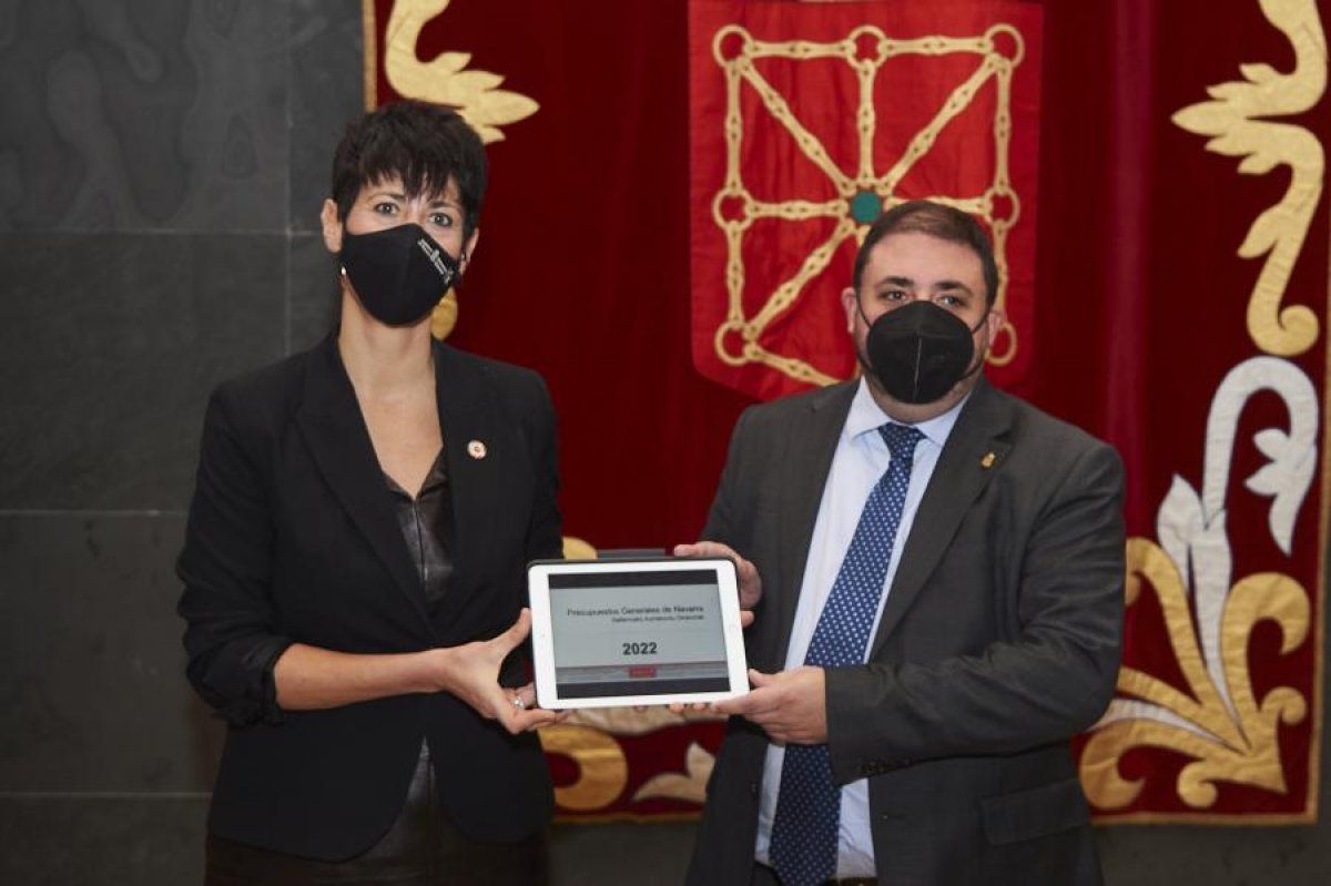 Elma Saiz Ekonomia eta Ogasun kontseilaria eta Unai Hualde Parlamentuko presidentea. PARLAMENTUA