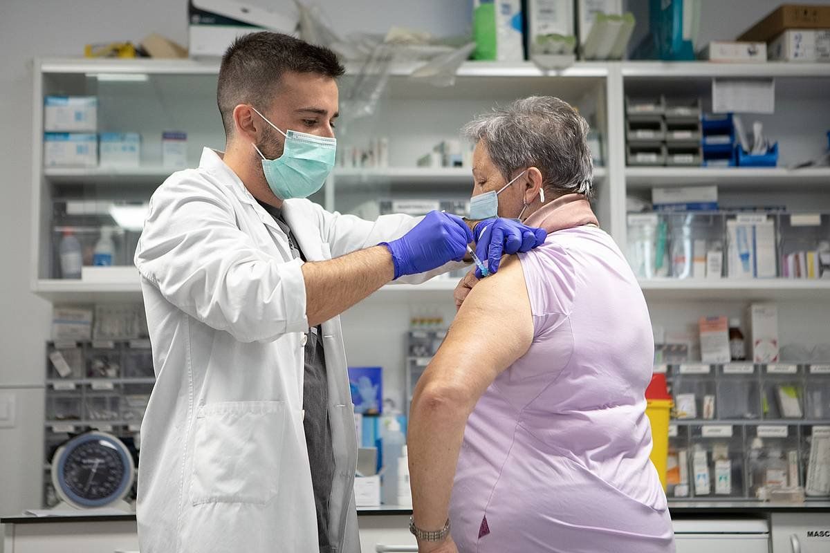 Agoizko Osasun Etxeko langile bat, andre bati txertoa jartzen. NAFARROAKO GOBERNUA