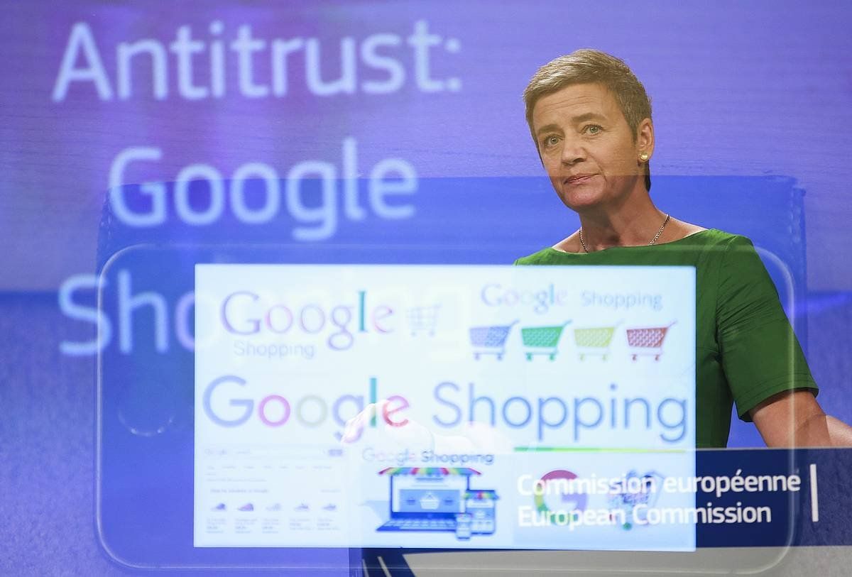 Margrethe Vestager lehia komisarioa Google Shopping auziaren nondik norakoak azaltzeko eginiko agerraldian. OLIVIER HOSLET / EFE