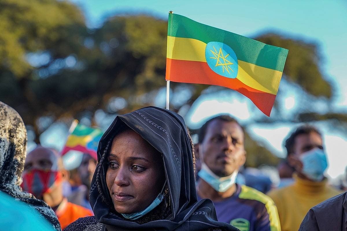Emakume etiopiar bat Tigrayko gatazkaren aurkako manifestazio batean. STR